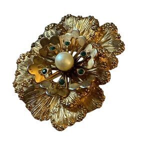 VINTAGE Sarah Coventry Signed Gold Tone Flower Green Stone Faux Pearl Brooch